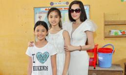 Á hậu Tố Uyên cùng  hai công chúa nhỏ về quê làm từ thiện