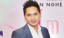 Minh Luân trổ tài làm ca sĩ gây xúc động trong chương trình ca nhạc từ thiện