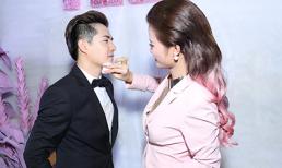 Đông Nhi chăm sóc bạn trai đại gia như 'em bé'