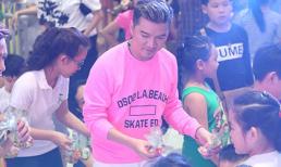 Hiệu trưởng Mr. Đàm hồng rực đi trao học bổng cho học trò