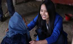 Á hậu Lâm Thuỳ Anh giúp đỡ những người già neo đơn 