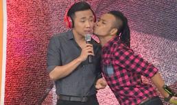 Trấn Thành bị cưỡng hôn đồng giới sau công khai yêu Hari Won