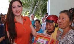 Hoa hậu Jennifer Huỳnh tự tay trao quà Tết cho người dân nghèo tỉnh Bến Tre