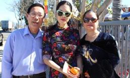 Thu Phương cùng bố mẹ đi hái lộc vào đầu năm mới