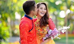 Phan Hiển hôn 'nàng xuân' Khánh Thi thắm thiết trên phố Xuân