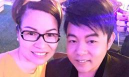 Ca sĩ Quang Lê hát tặng hoa hậu Bùi Thị Hà trong bữa tiệc tân niên