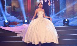 Choáng với chiếc váy cưới kết 1 triệu viên đá đuôi dài 2m của NTK Việt