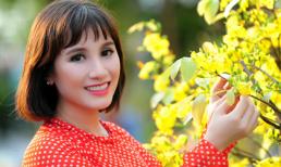 Vợ tiền vệ Tài Em diện áo dài đi chợ hoa