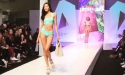 Hoàng Thùy trình diễn bikini trên sàn catwalk quốc tế