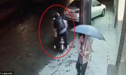 Cô gái bị 'yêu râu xanh' sàm sỡ, người qua đường thờ ơ không ai giúp