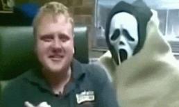 Thách bạn nhịn được cười với những trò dọa ma này