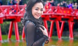 Á hậu Quỳnh Mai dạo phố thủ đô trong tà áo dài Đức Hùng