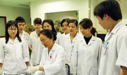 Mẹ đã 'đốt cháy ngọn lửa đam mê' nghề Y trong tôi