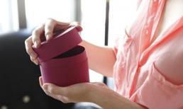 Tặng quà cho tình nhân bị từ chối, chồng mang tặng lại cho vợ