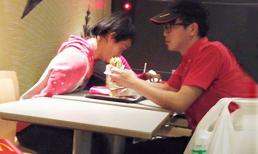 Chàng trai cho khách tàn tật ăn được cộng đồng khen hết lời