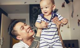 Lê Hoàng (The Men) chăm con trai cực khéo khi vợ vắng nhà