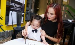 Hoa hậu Diễm Hương xinh đẹp cùng con học viết chữ