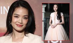 Thư Kỳ diện váy xẻ sâu ngực gợi cảm tại Asian Film Awards