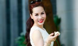 Nữ hoàng doanh nhân Kim Chi khoe vẻ đẹp thanh tú với nụ cười ngọt lịm