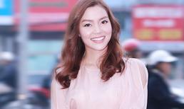 Ngọc Anh 'khổ sở' vì chân váy rườm rà