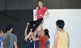 Hồ Ngọc Hà được dàn trai đẹp vây quanh nhấc bổng