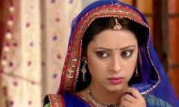 Bị bạn trai kiểm soát, 'Cô dâu 8 tuổi' phải vay tiền người giúp việc