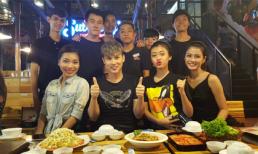 Ca sĩ Nguyên Vũ cùng nhiều chân dài đổ bộ vào quán ăn đêm ở Sài Gòn