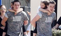 Con trai cả nhà Becks ra dáng 'bảo mẫu' đưa các em đi chơi