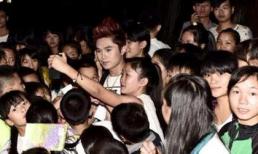 Hàng ngàn Fan nhí vây kín Du Thiên để được chạm tay vào thần tượng