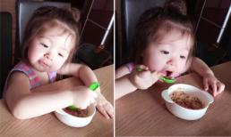 Biểu cảm cực yêu của Cadie khi ăn cơm nguội