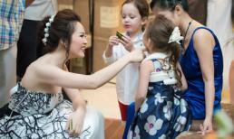 Á hậu Thuỵ Vân mê tít cặp song sinh của Hồng Nhung