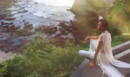 Minh Triệu diện 'cây trắng' ngắm hoàng hôn ở biển Bali