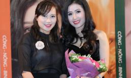 Ca sĩ Khánh Linh rạng rỡ đi ủng hộ Hồng Nhung Sao Mai