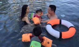 Phan Thị Lý cùng ông xã hướng dẫn 2 con tập bơi