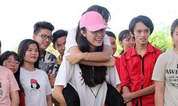 Đông Nhi đội nắng cõng fan tham gia trò chơi vận động