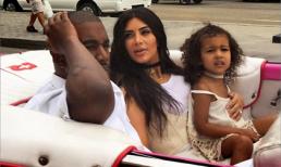 Gia đình Kim Kardashian nổi bật trên phố khi ngồi siêu xe màu hồng