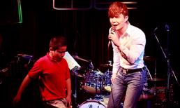 Fan nhí nhào lên sân khấu nhảy phụ họa cho Nathan Lee