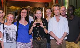 Khán giả nước ngoài đến tận phòng trà xem Thu Minh biểu diễn