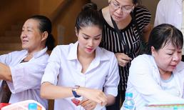 Phạm Hương về tận An Giang phát thuốc cho người nghèo