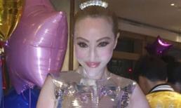 'Thảm họa thẩm mỹ' Tiết Chỉ Luân tự tin khoe 'mặt rắn' trong sinh nhật