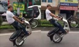Thót tim quái xế đầu trần liều lĩnh bốc đầu ngay trên đường phố