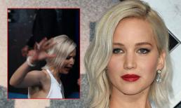 'Nữ hoàng vồ ếch' Jennifer Lawrence lại suýt ngã nhào trên thảm đỏ