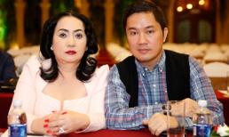 Nữ tỷ phú tháp tùng bầu Hòa đi sự kiện