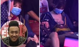 Hari Won lại làm lố khi bịt khẩu trang kín mít đi cổ vũ Trấn Thành