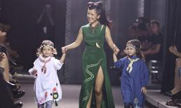 Hai con Hồng Nhung dạn dĩ trình diễn thời trang cùng mẹ