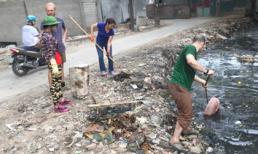 Người Việt nghĩ gì khi thấy ông Tây dọn cống thối ở Hà Nội?