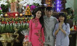 Vợ chồng Thủy Tiên cùng mẹ đi chùa mừng lễ Phật Đản