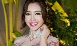 Ngắm mẹ hai con Elly Trần trình diễn áo dài xuyên thấu trên Phố đi bộ