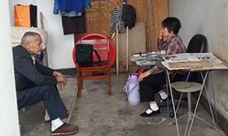 Sống trong nhà vệ sinh để dành tiền cho 2 con đi học đại học