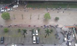 Mưa suốt đêm, nhiều phố Hà Nội ngập sâu, giao thông tê liệt